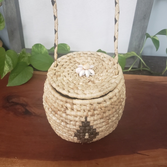 Woven Handing Basket with Lid - Picture 4 of 11